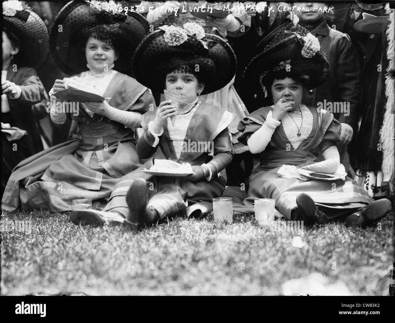 Midgets eating lunch dans Central Park, New York City, vers la photographie au début des années 1900. Banque D'Images