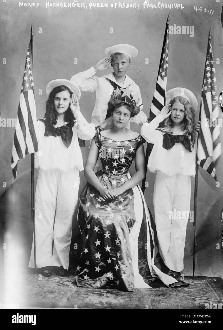 Asbury Park, Norma Hornberger (au centre), Reine de la carnaval d'Asbury Park, entouré de trois enfants salut, nouveau Banque D'Images