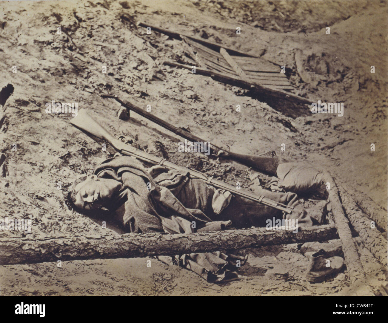 La guerre civile, dead Confederate soldat gisant dans une tranchée, Petersburg, Virginie, le 3 avril 1865. Banque D'Images