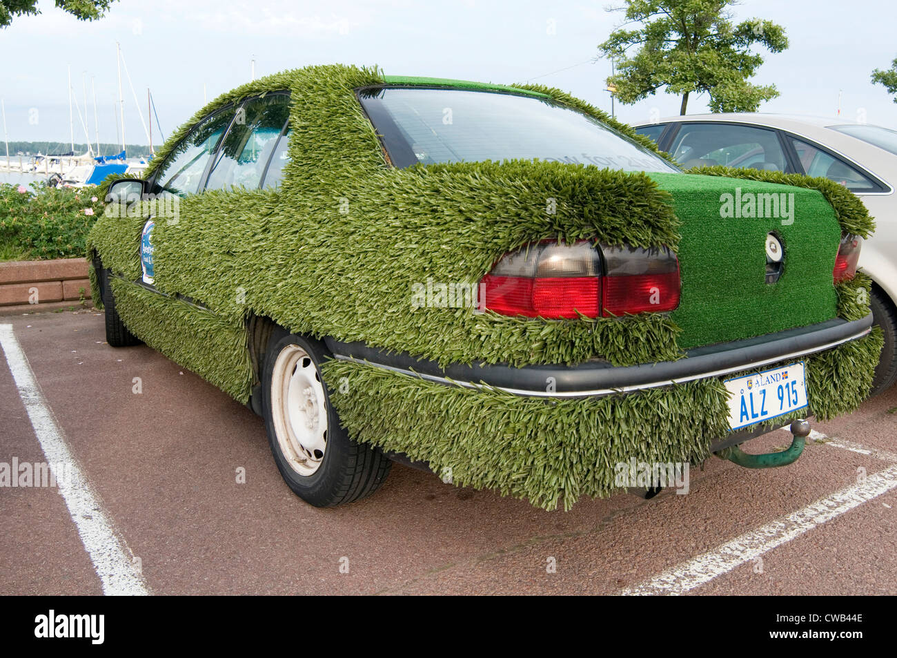 Dans l'herbe couverte de voiture véhicule promotionnel pour club de golf putting green en gazon artificiel eyecatching Banque D'Images