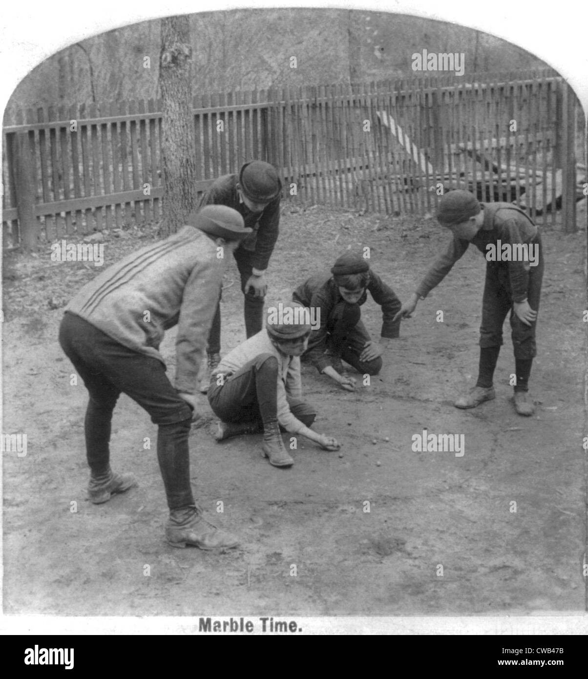 En temps, les garçons jouant aux billes, 1891. Banque D'Images