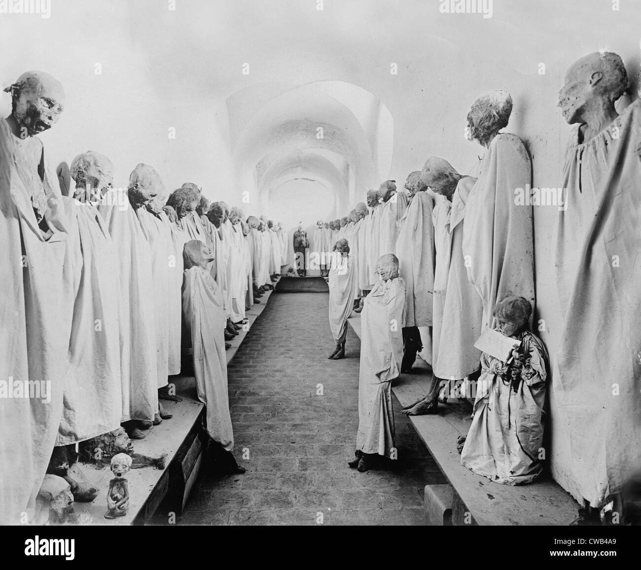 Le Mexique, des momies dans le sous-sol d'une église, la ville de Mexico, vers 1908-1919. Banque D'Images