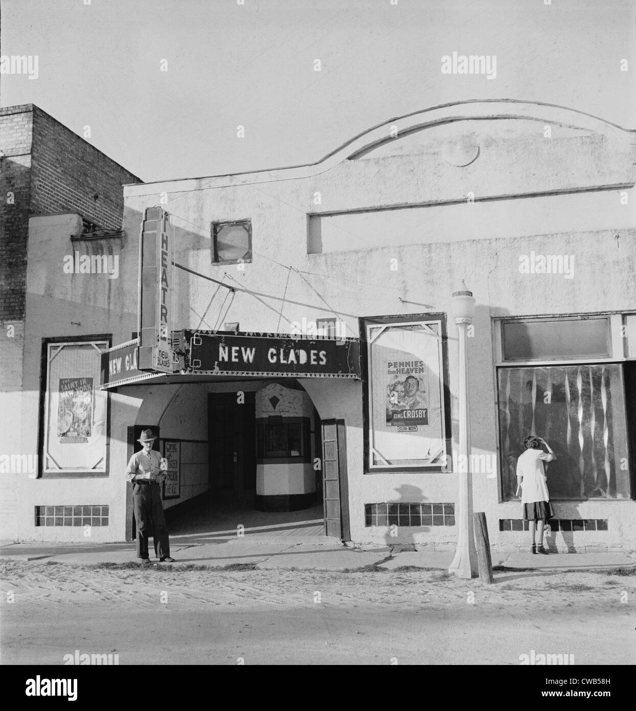 Cinéma, le nouveau sous-Bois théâtre, avec affiches publicité PROBLEMORAMA, ET LE SAINT À NEW YORK, Moore Haven, Banque D'Images