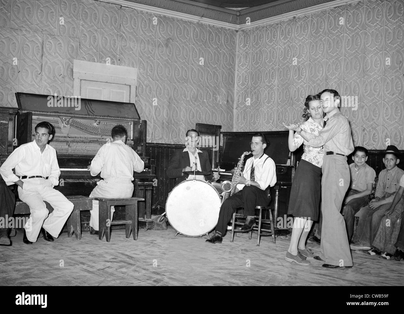 La musique folk. Orchestre et danseurs de danse sur salaire. Mogollon, Nouveau Mexique. Lee Russell, photographe, 1940 Banque D'Images