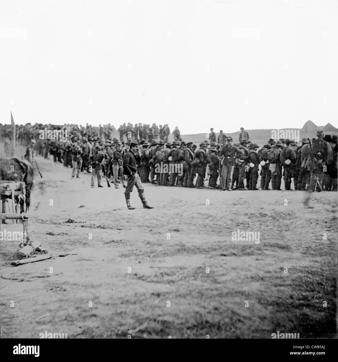 La guerre civile, les prisonniers confédérés sur le chemin à l'arrière, capturés à Five Forks, New York, photographie, Avril, 1865. Banque D'Images