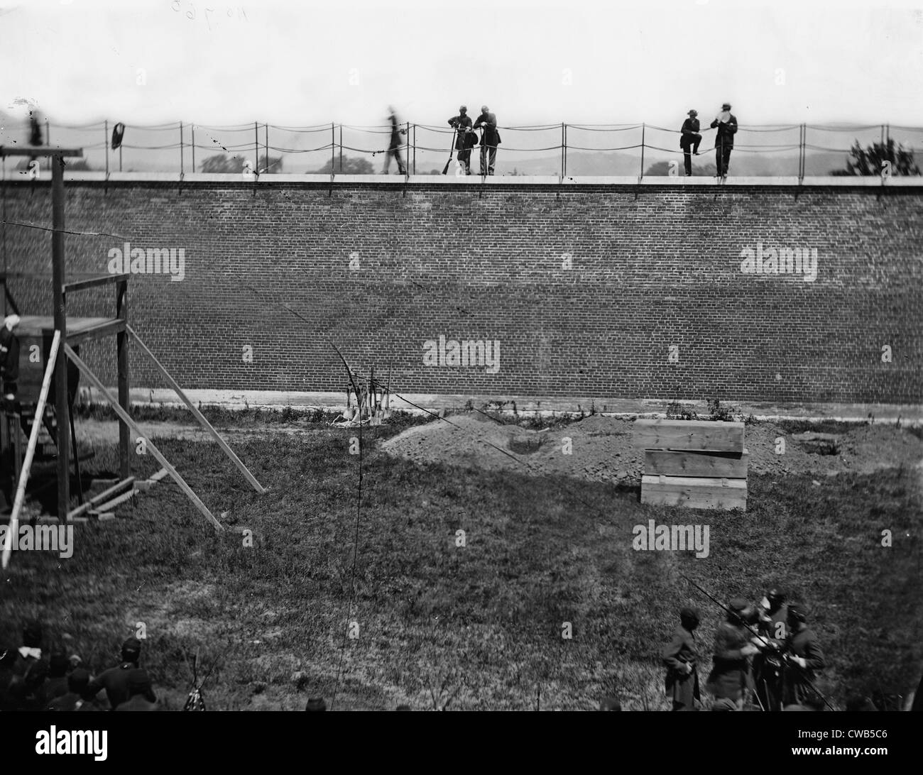 L'assassinat du président Abraham Lincoln, Cercueils et tombes ouvertes prêt pour le corps des conspirateurs à droite de Banque D'Images