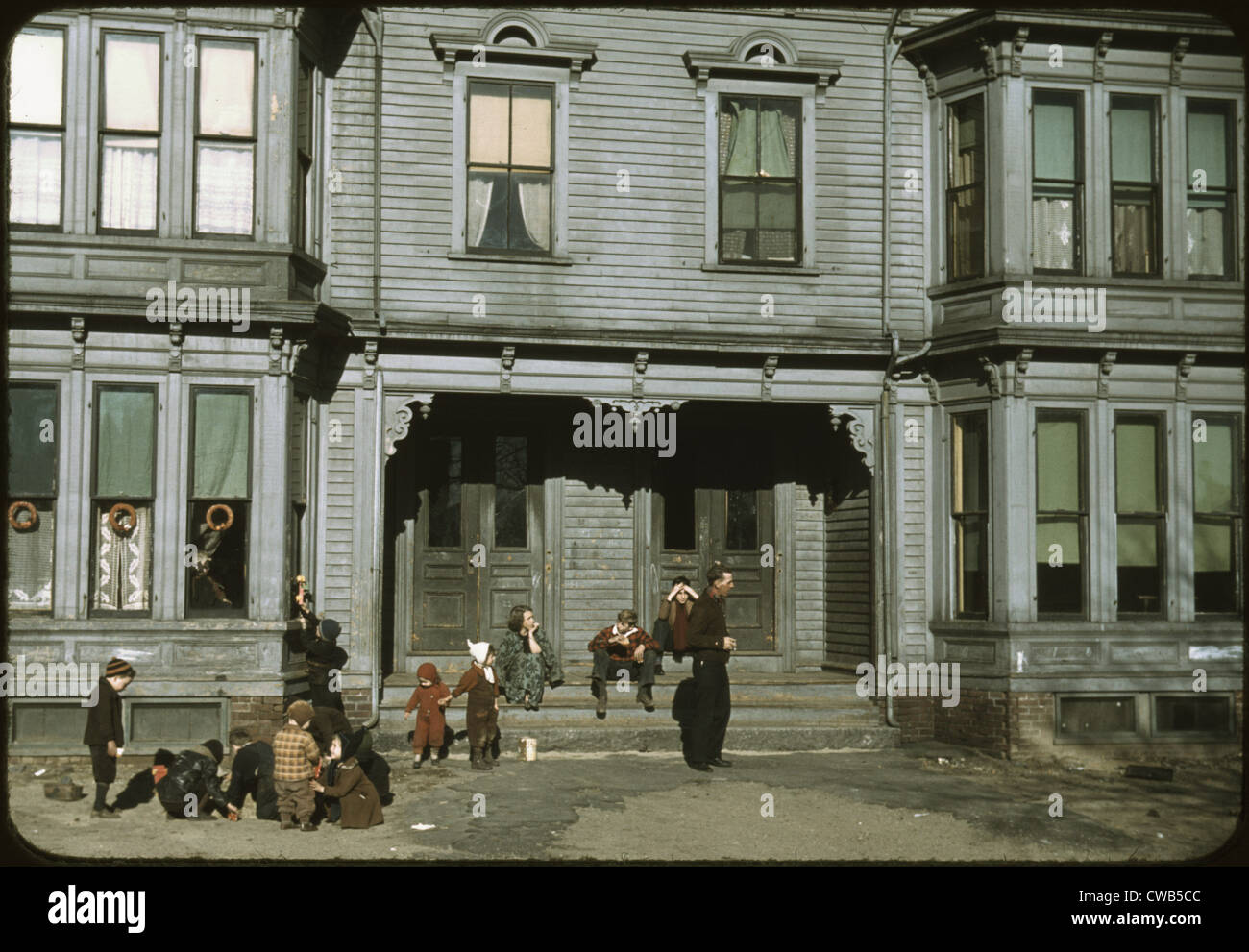 Les enfants ayant des profils dans la concession district, Brockton, Massachusetts, photographie de Jack Delano, Décembre, 1944 Banque D'Images