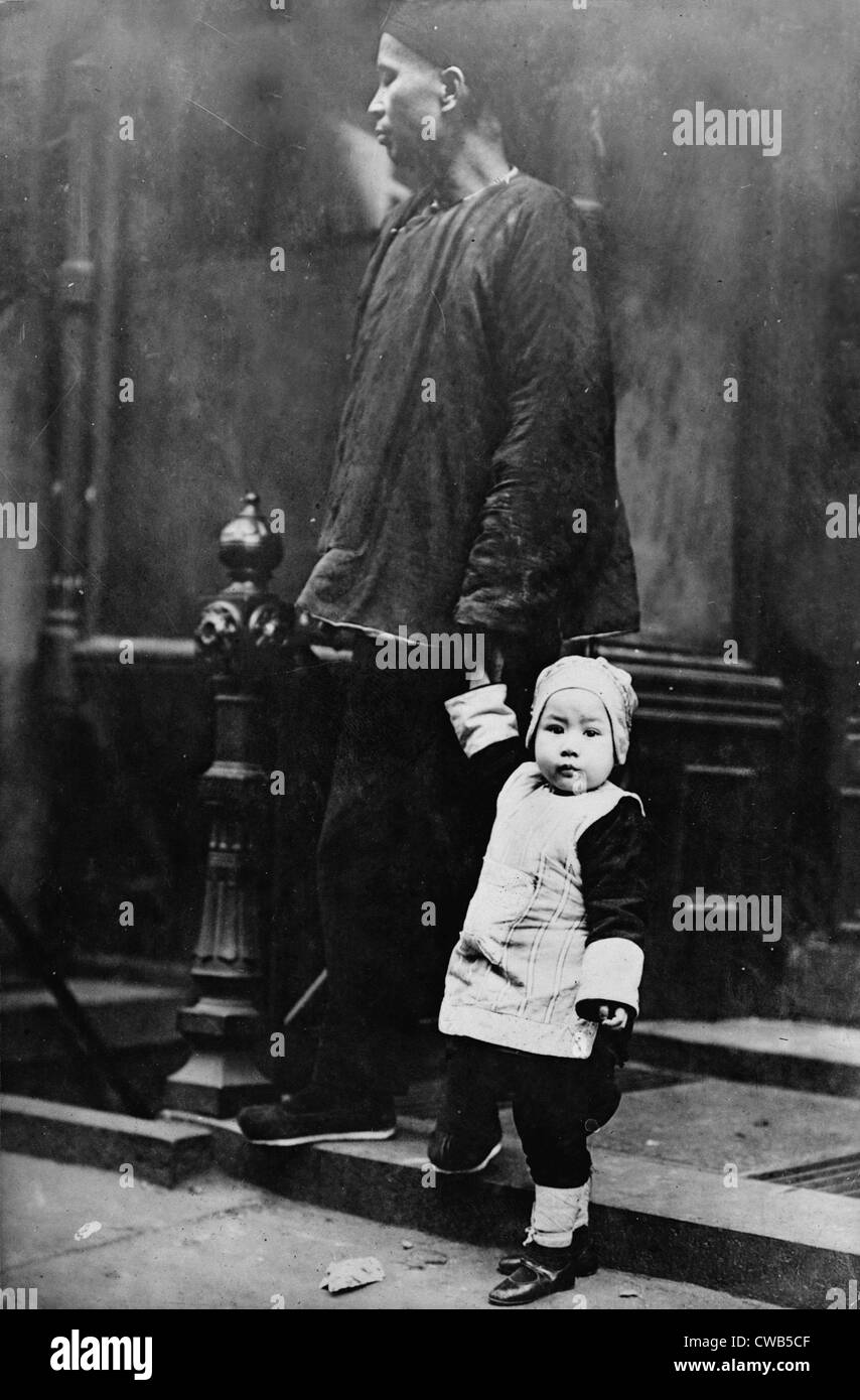 Le Nouvel An Chinois, Chinois enfant avec un adulte sur l'étape à l'extérieur du bâtiment, Chinatown, New York, photographie, 1909. Banque D'Images