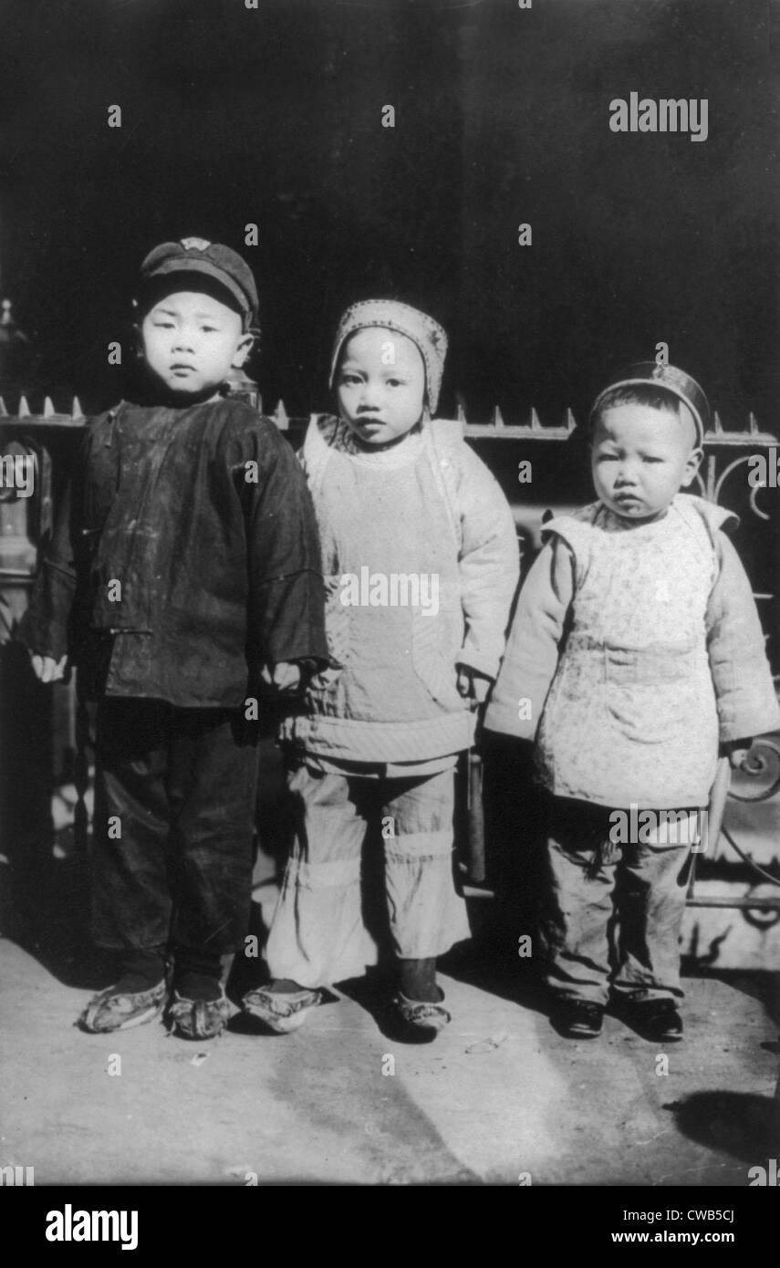 Le Nouvel An chinois, trois enfants posés, le jour de l'An, Chinatown, New York, photographie, 1909. Banque D'Images