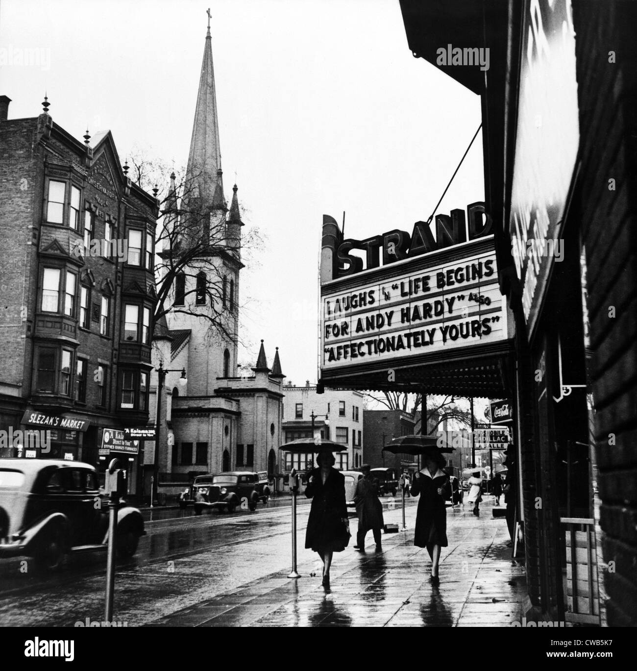 Rue principale. Le chapiteau du Strand Theatre, montrant LA VIE COMMENCE POUR HARDY, Amsterdam, New York, photo de John Collier, Banque D'Images