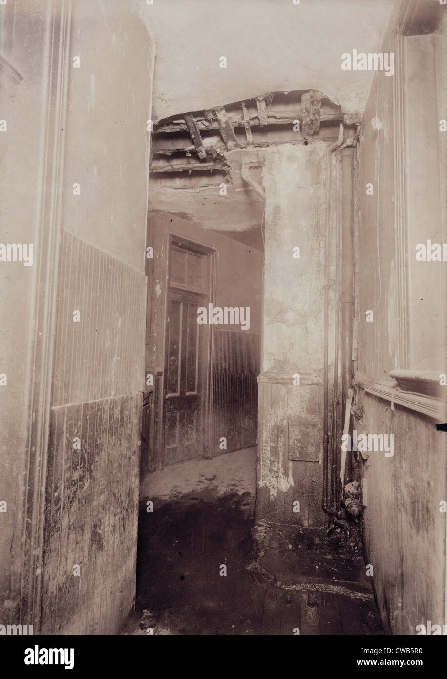 Intérieur d'une New York City tenement, légende originale : 'c'est l'état dans lequel j'ai trouvé la salle inférieure à 266 Elizabeth Banque D'Images