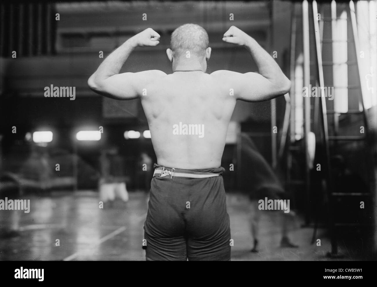 Strong man flexing muscles, Yussif Mahmout, photographie, circa 1900s des années 20 Banque D'Images