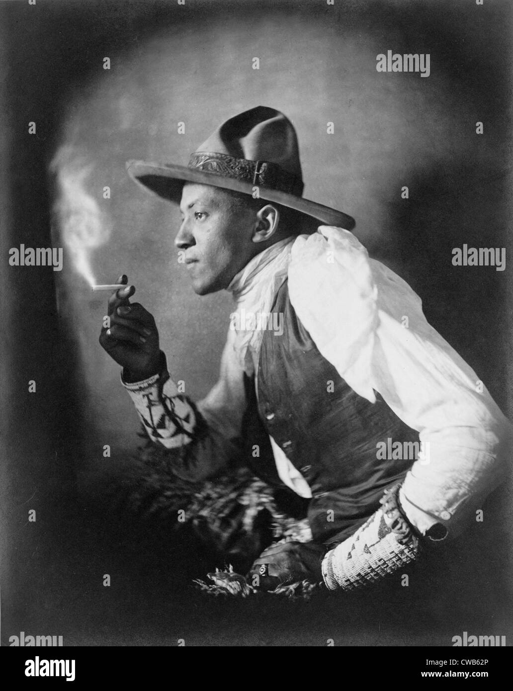 La cigarette, les Indiens Dakota américain de fumer la cigarette, photographie, 1908 Banque D'Images