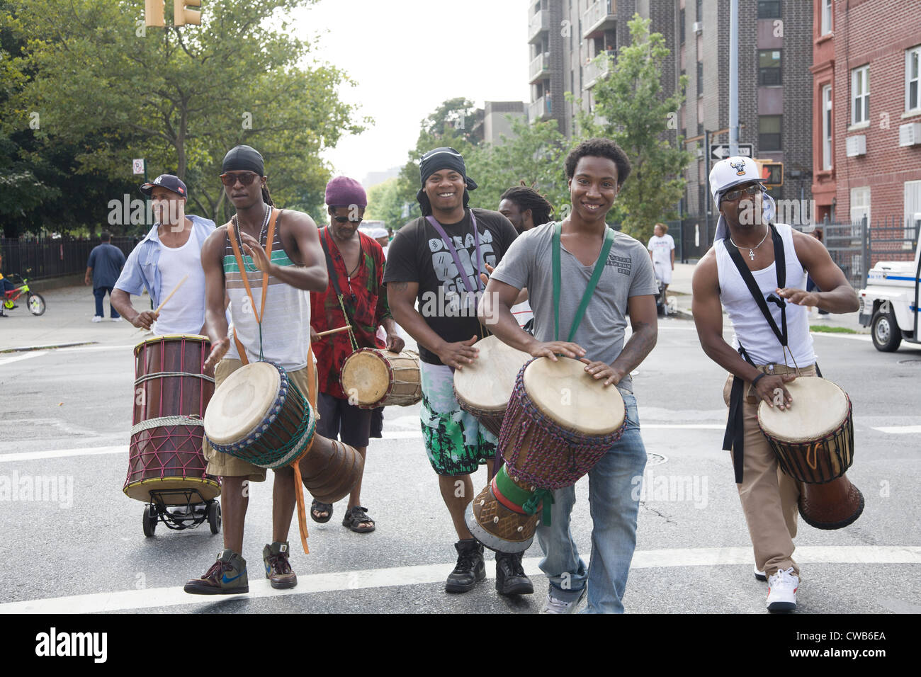 Les participants à la Parade Hip Hop universel annuel dans le quartier de Bedford Stuyvesant à Brooklyn, NY Banque D'Images