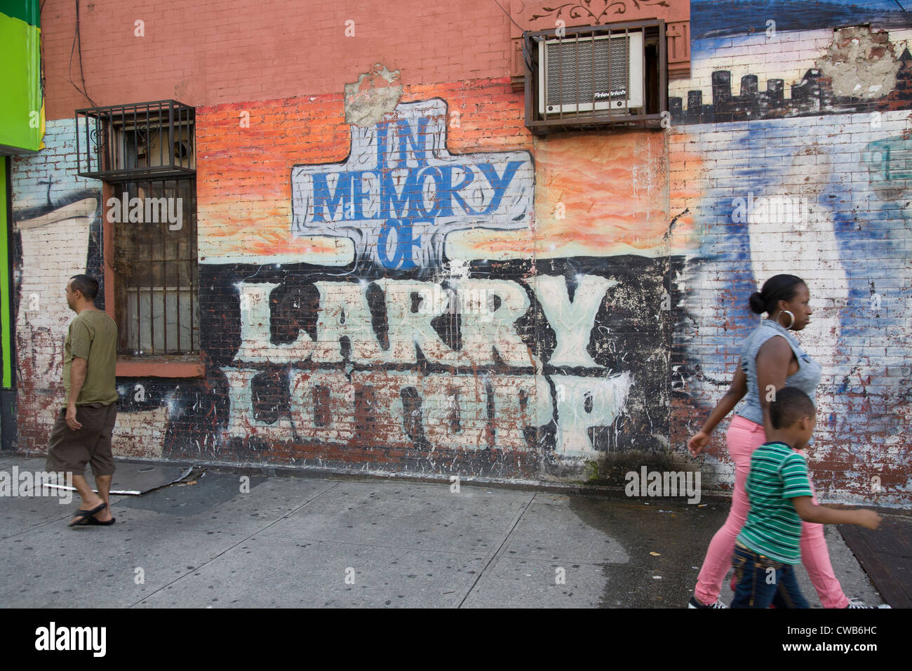Fading memorial wall dans le quartier Bedford Stuyvesant de Brooklyn, New York. Banque D'Images