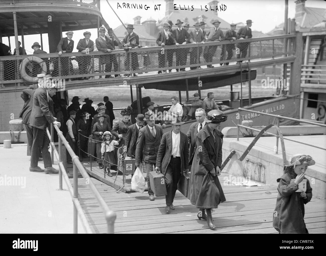 Les immigrants européens débarquant à Ellis Island, ca. 1907 Banque D'Images