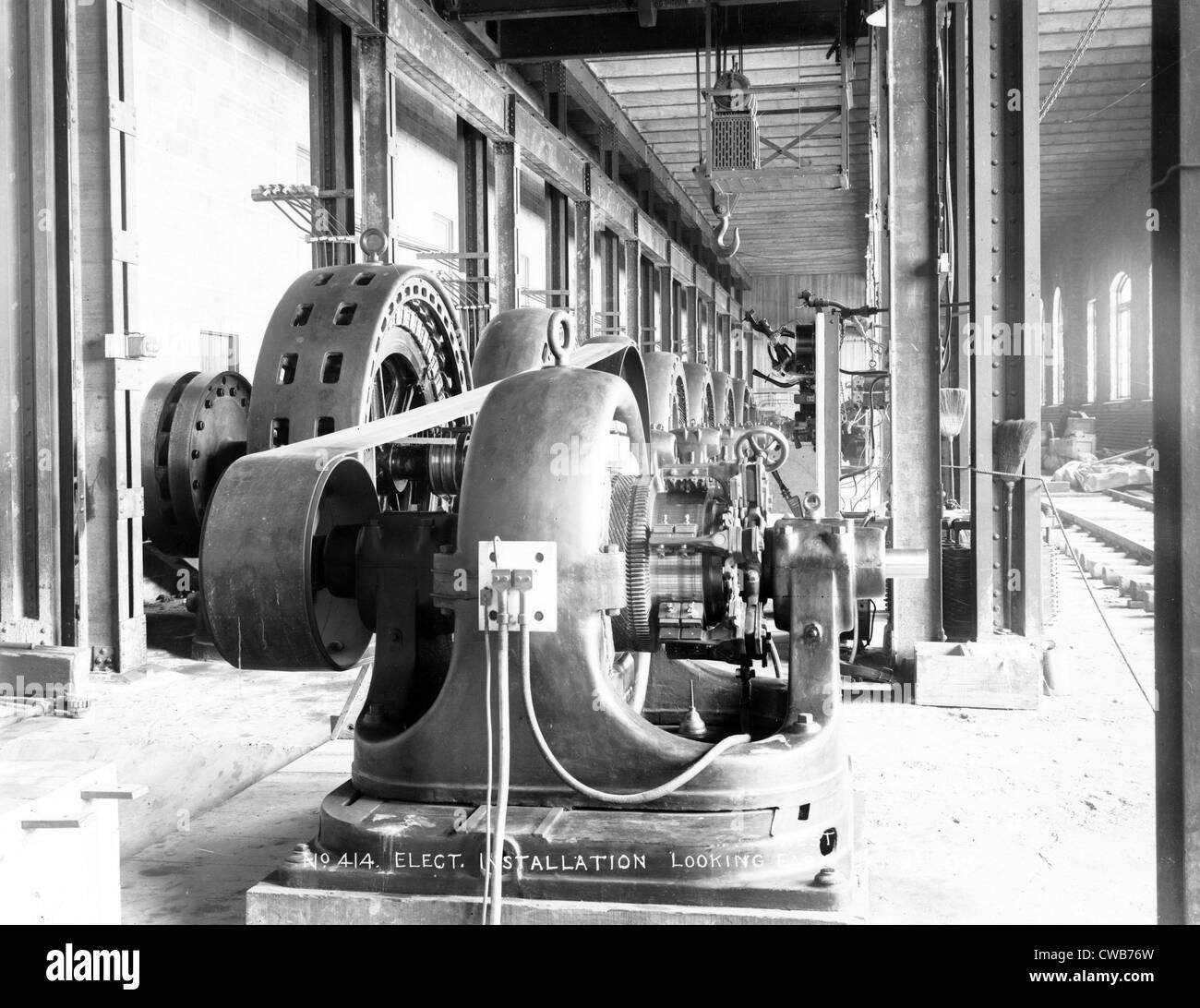 L'électricité. Westinghouse excitateurs à entraînement par courroie et des alternateurs. Michigan Lake Superior Power Company, Sault Ste. Marie, MI. Banque D'Images