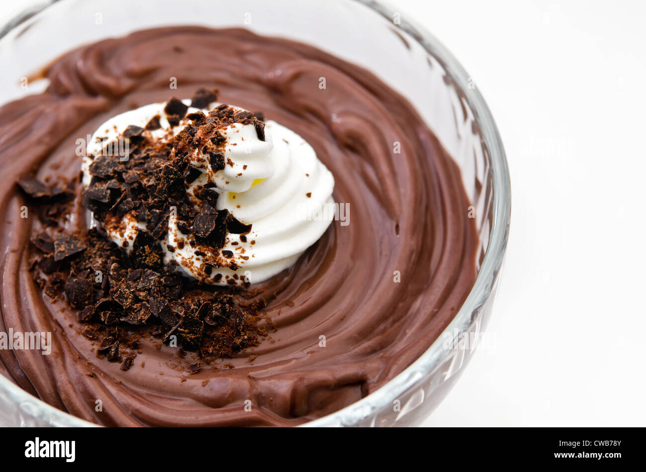 Mousse au chocolat noir avec la crème fouettée Banque D'Images