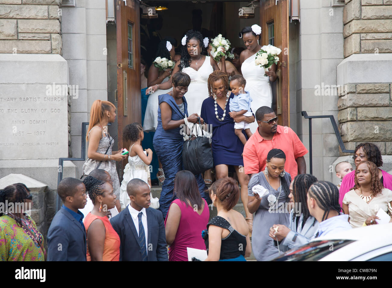 Fête de mariage de quitter une église dans le quartier de Bedford Stuyvesant à Brooklyn, New York. Banque D'Images