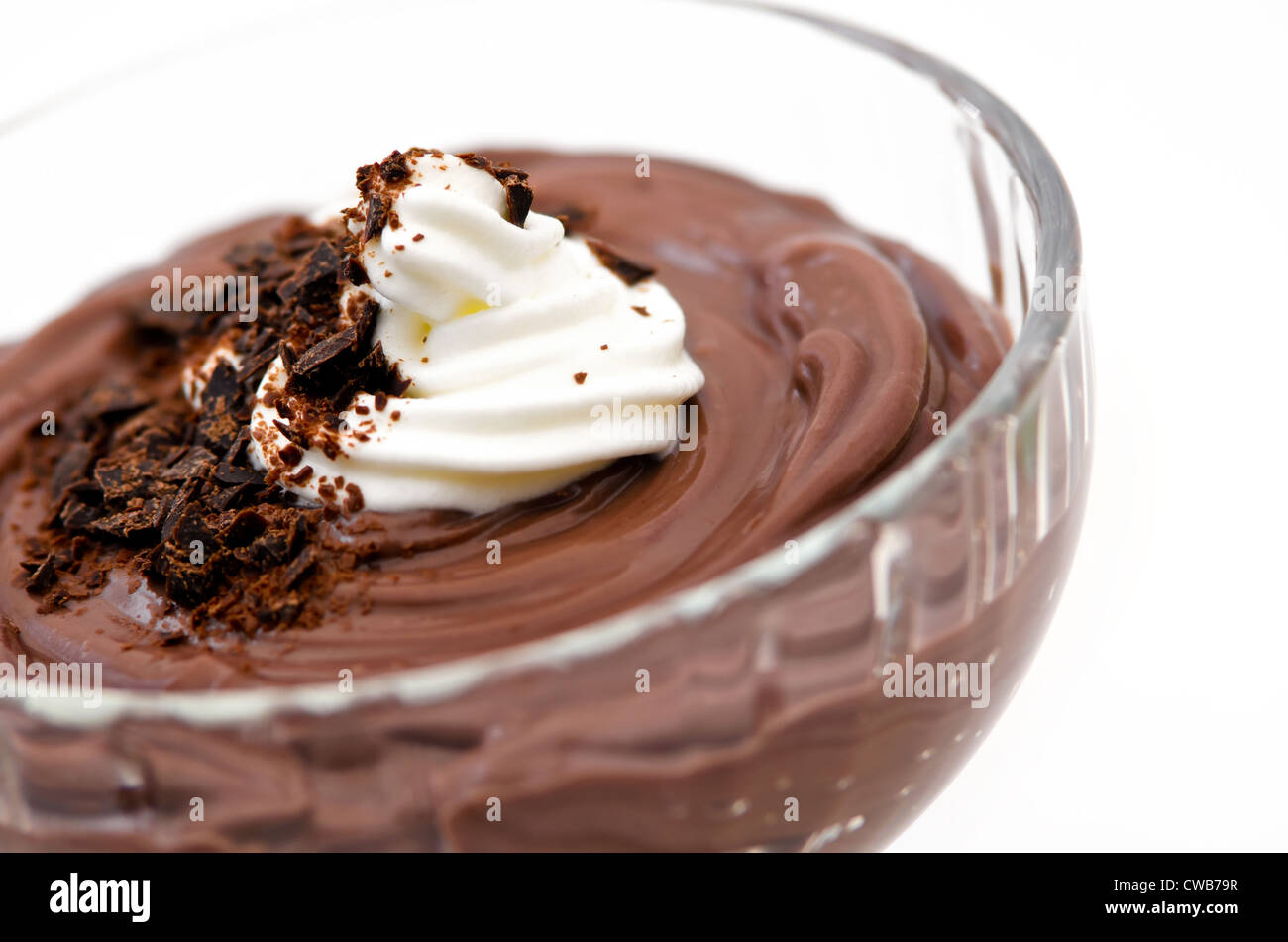 Pudding au chocolat avec crème fouettée Banque D'Images