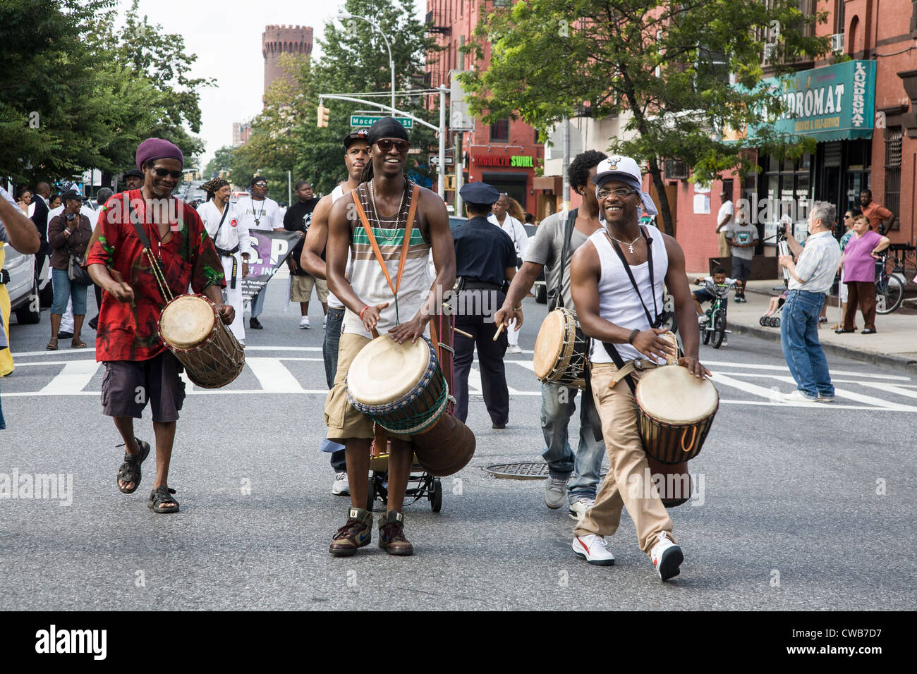 Les participants à la Parade Hip Hop universel annuel dans le quartier de Bedford Stuyvesant à Brooklyn, NY Banque D'Images