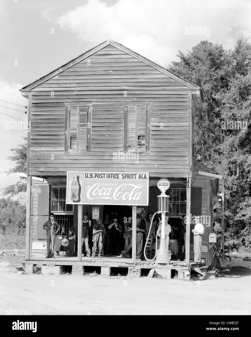 Carrefour magasin général et bureau de poste, Sprott de l'Alabama. Publié dans le livre "Laissez-nous maintenant l'éloge des hommes célèbres par photographie. Banque D'Images