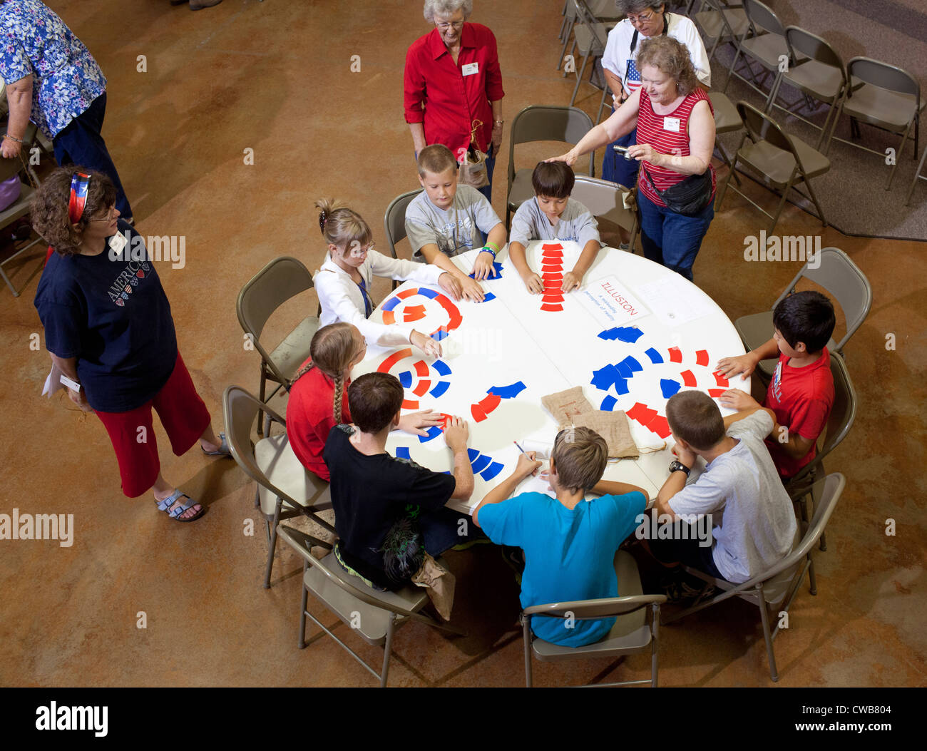 Les Enfants Jouent Des Jeux De Cartes Sur Une Table Ronde A Une Semaine De Vacances Liberty School Session Pres De Austin Texas Photo Stock Alamy