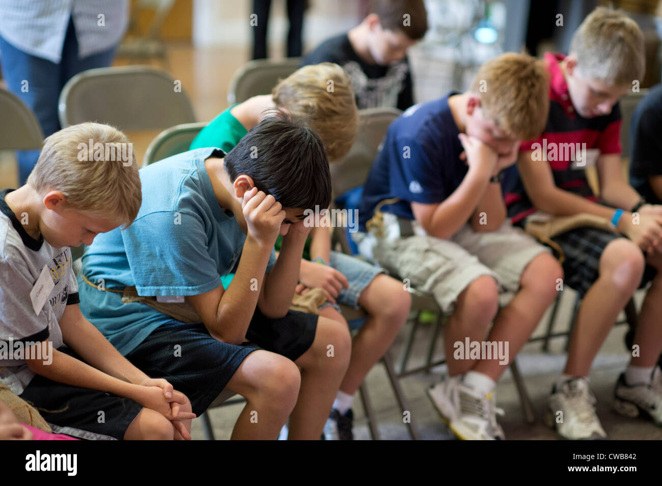Les élèves de l'École 'Vacances Liberté bow camp de jour des chefs dans la prière avant de commencer les activités du matin Banque D'Images