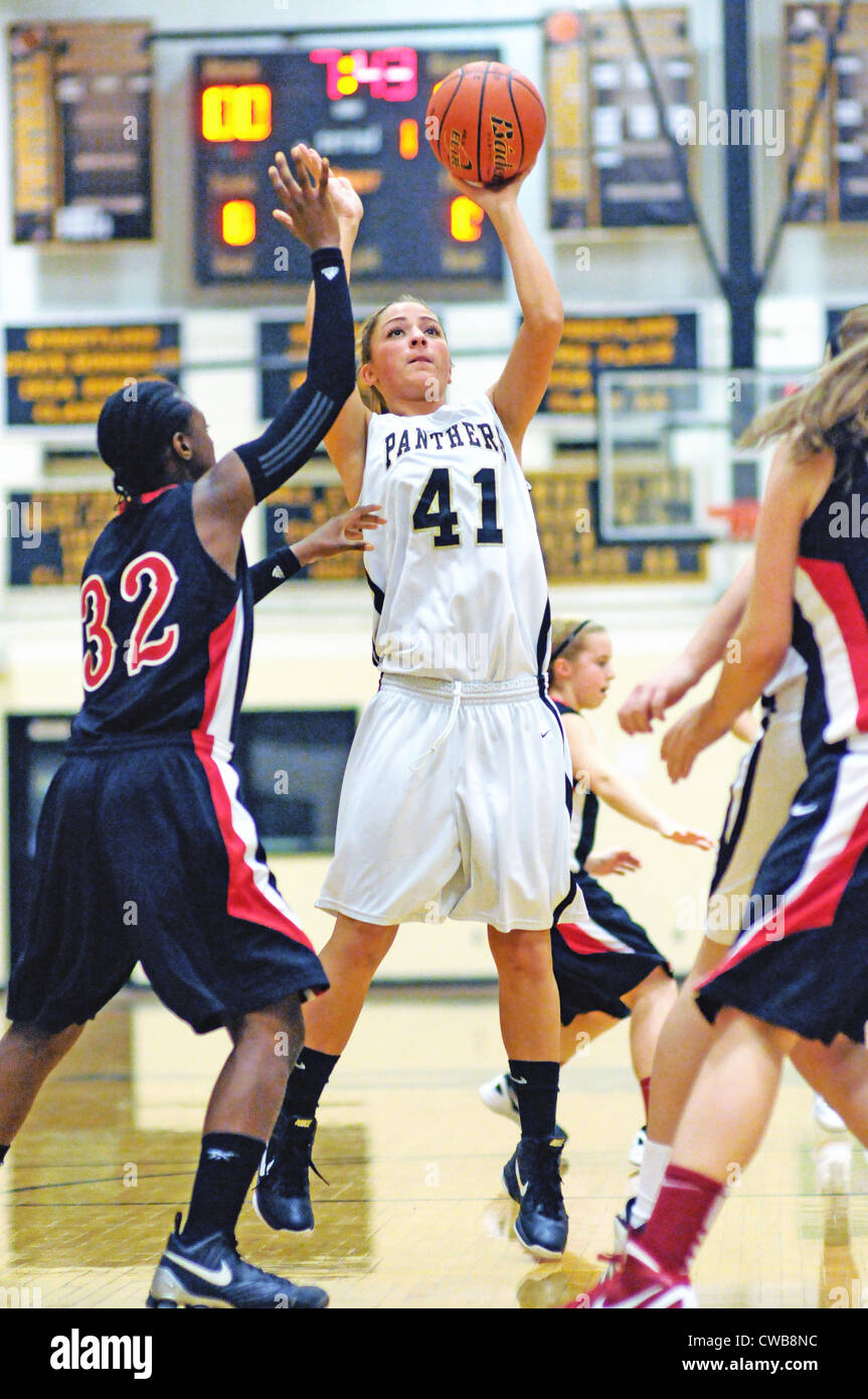 Basket-ball joueur tente de bloquer à Girls High school jeu. USA. Banque D'Images