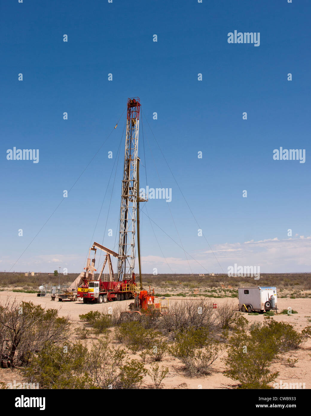 Dans la région de Odessa, Texas Ouest unités de forage de pétrole et de gaz naturel les paysages dot Banque D'Images