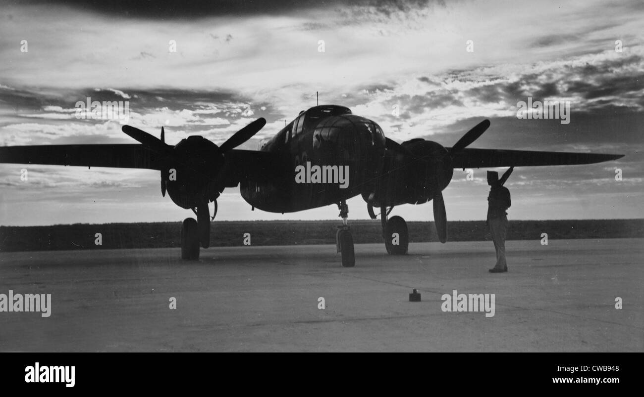 La Seconde Guerre mondiale, soldat à côté de la DEUXIÈME GUERRE MONDIALE avion au lever du soleil, vers le début des années 1940. Banque D'Images