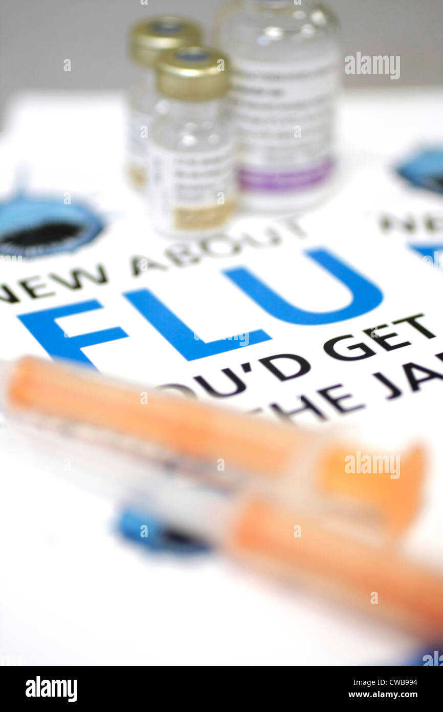 Nouvelles sur la grippe. Vaccin contre la grippe avec notice d'information en attente d'être distribué dans une pratique générale du NHS local Surgery Banque D'Images