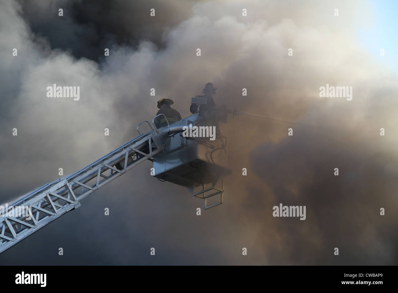 Highland Park Fire Department plate-forme aérienne verser de l'eau sur l'incendie de l'immeuble commercial vacant de Highland Park, MI USA Banque D'Images