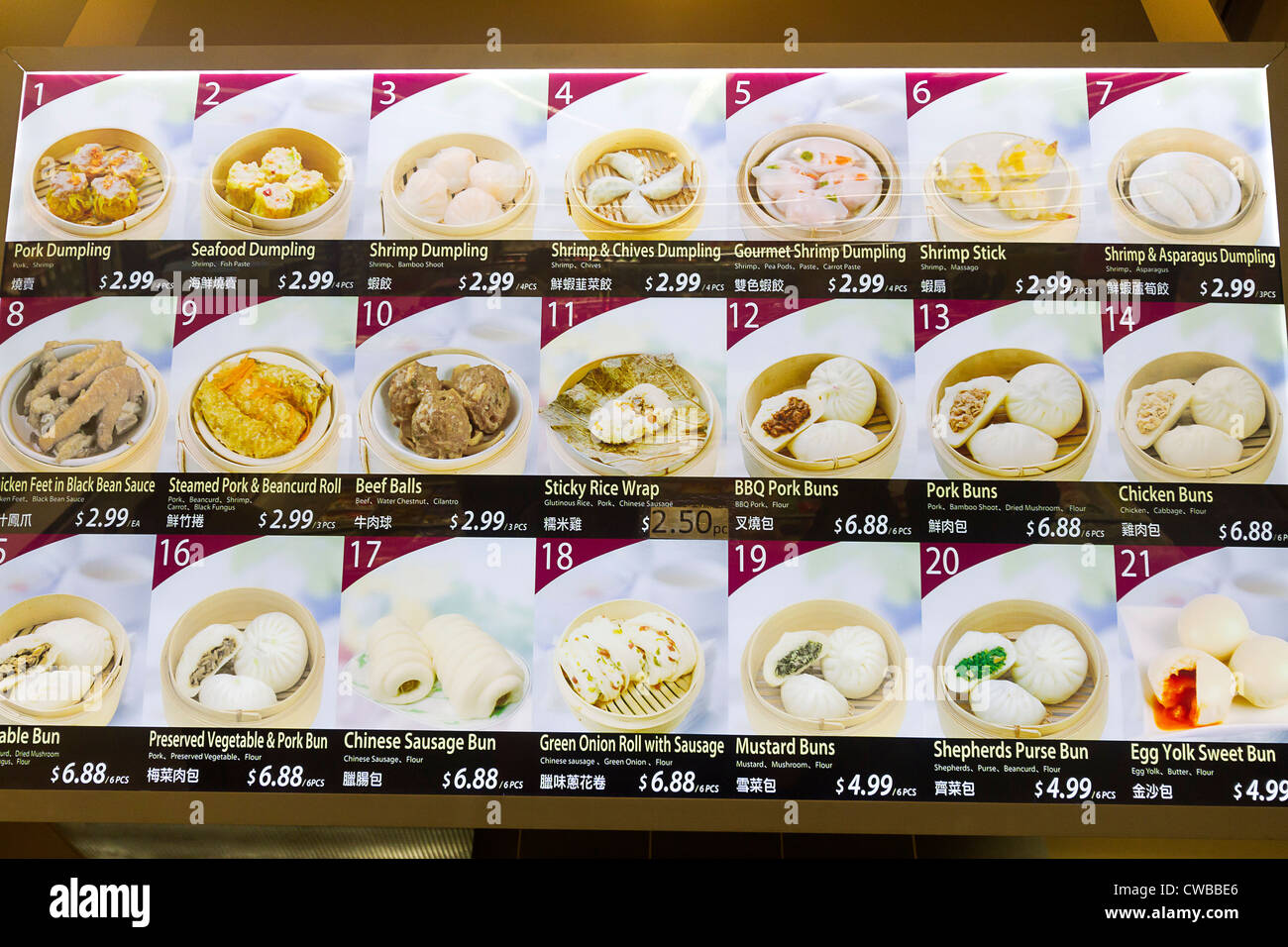 Panneau de menu avec de la nourriture chinoise au Aberdeen Centre, un centre commercial de Richmond, C.-B., Canada avec la plupart des boutiques asiatiques. Banque D'Images