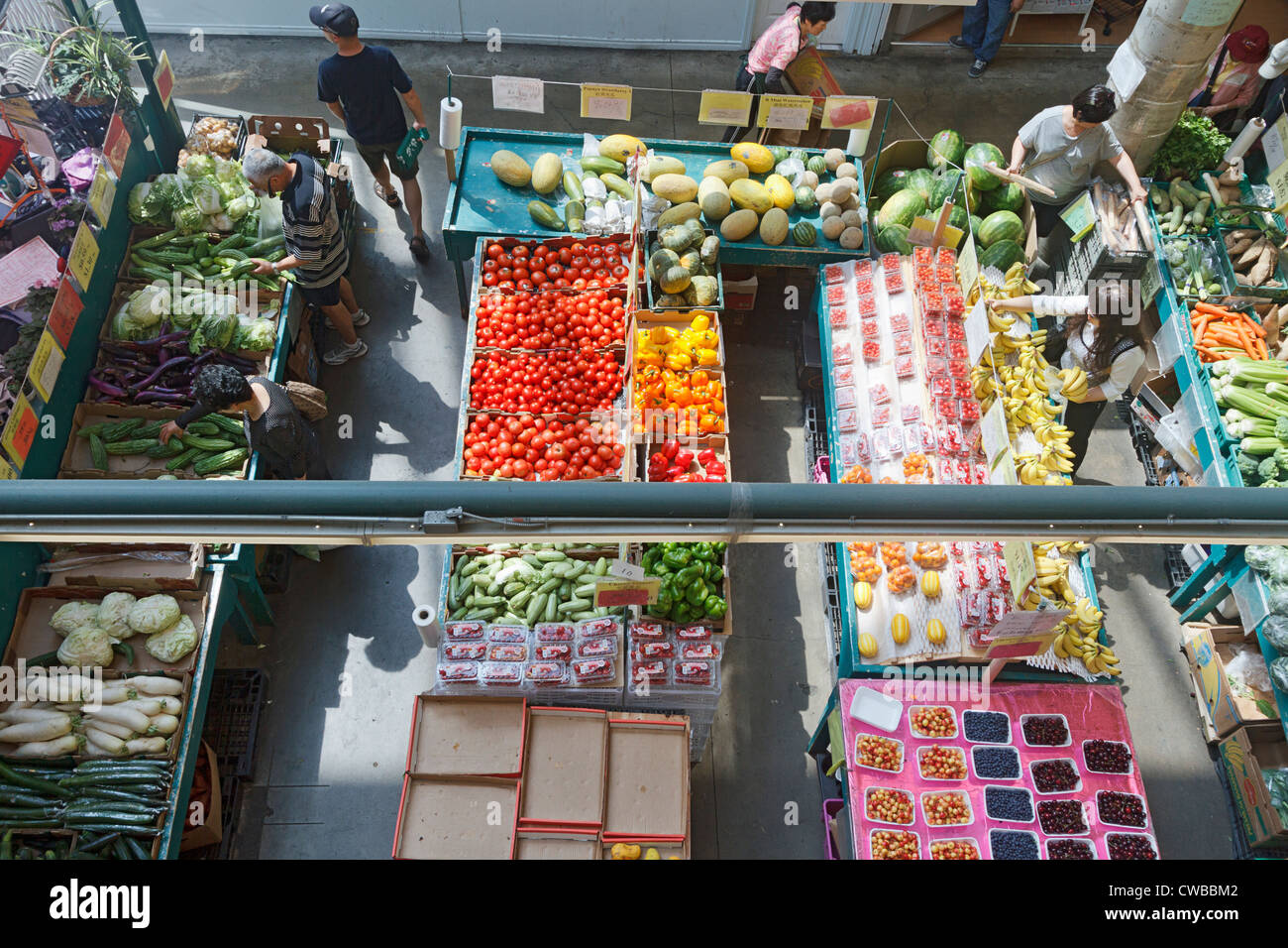 Les légumes frais et les autres produits alimentaires en vente au marché public de Richmond, qui a aussi une aire de restauration avec cuisine asiatique authentique. Banque D'Images