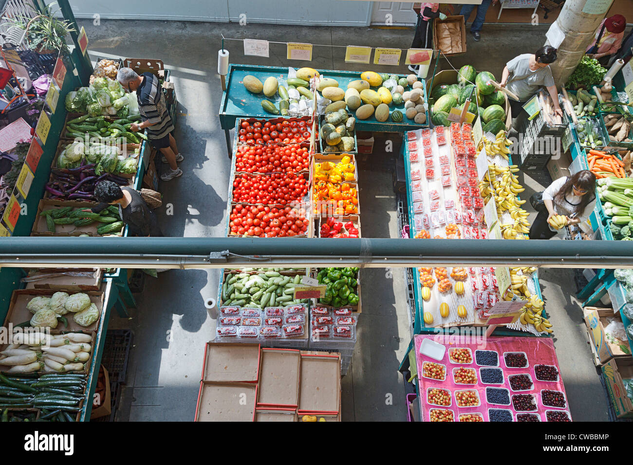 Les légumes frais et les autres produits alimentaires en vente au marché public de Richmond, qui a aussi une aire de restauration avec cuisine asiatique authentique. Banque D'Images