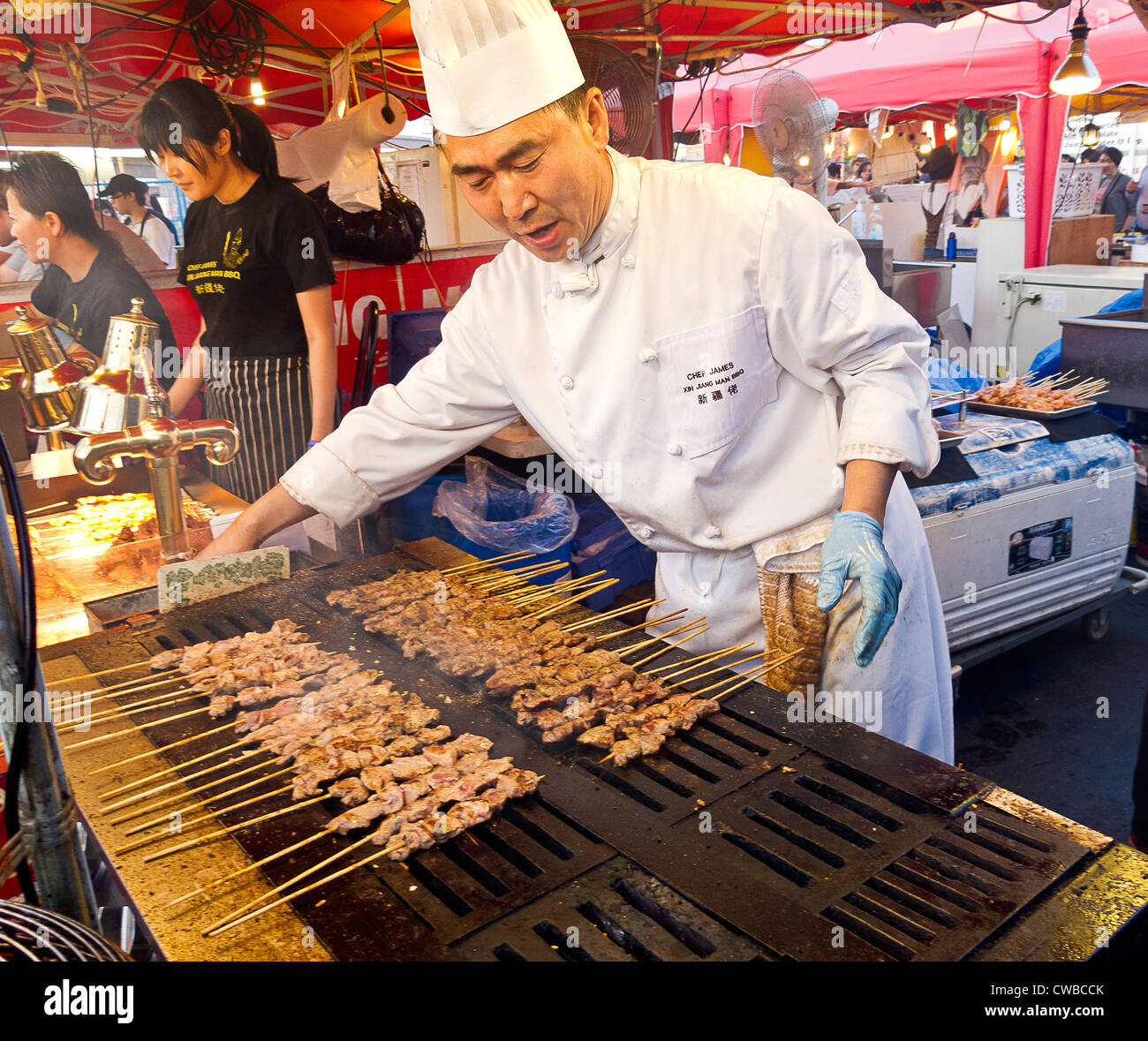 Faire cuire des grillades de viandes assorties (bœuf, agneau et poulet) avec des crevettes au marché de nuit de Richmond, Richmond, BC, Canada. Banque D'Images