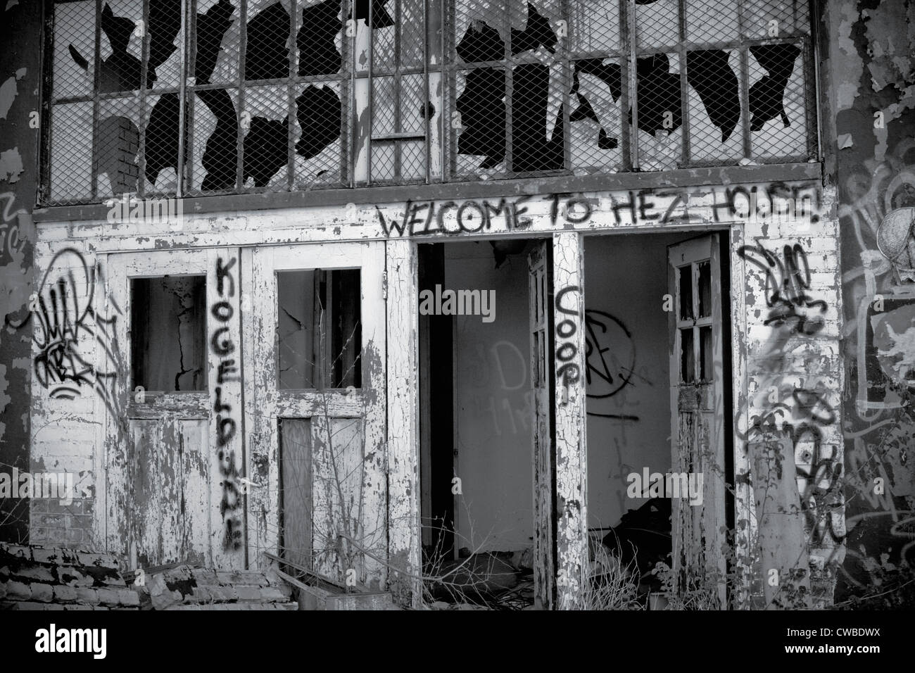 En dehors d'une usine de fabrication automobile abandonnée à Detroit au Michigan. Il y a des graffitis sur les murs et la destruction partout. Banque D'Images