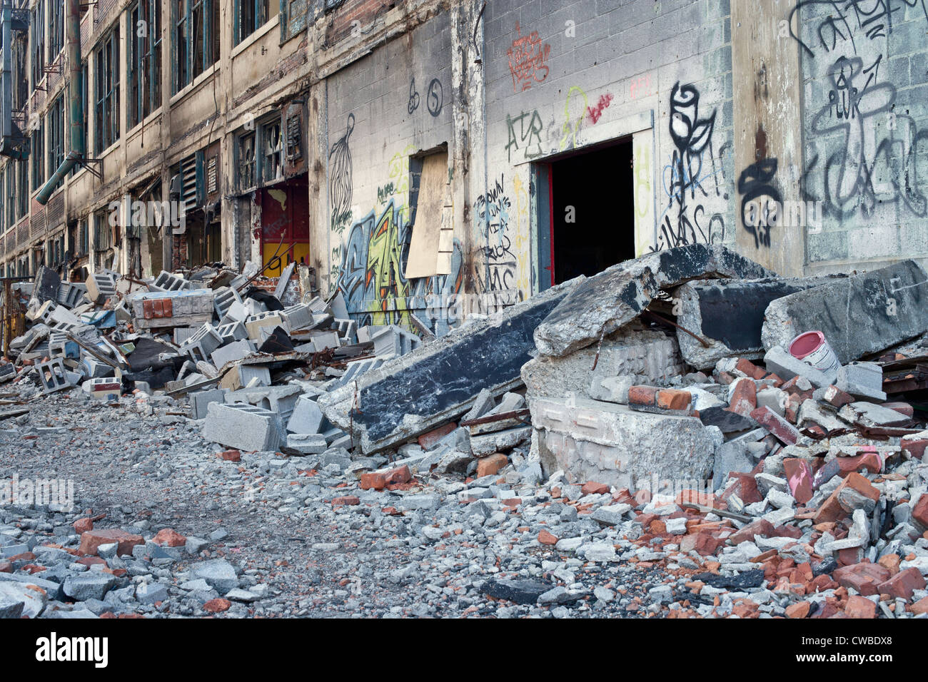 En dehors d'une usine de fabrication automobile abandonnée à Detroit au Michigan. Il y a des graffitis sur les murs et la destruction partout. Banque D'Images