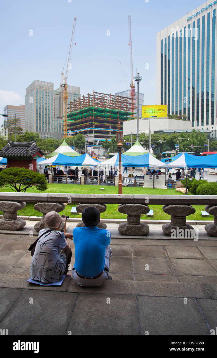 Un couple coréen prend dans la vue sur le centre-ville de Séoul. Banque D'Images