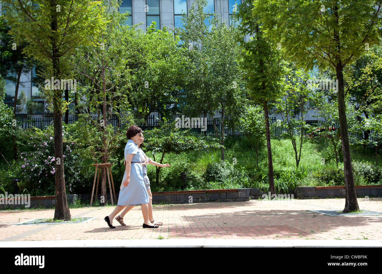 Deux femmes sont à pied sur un trottoir à Séoul, Corée. Banque D'Images