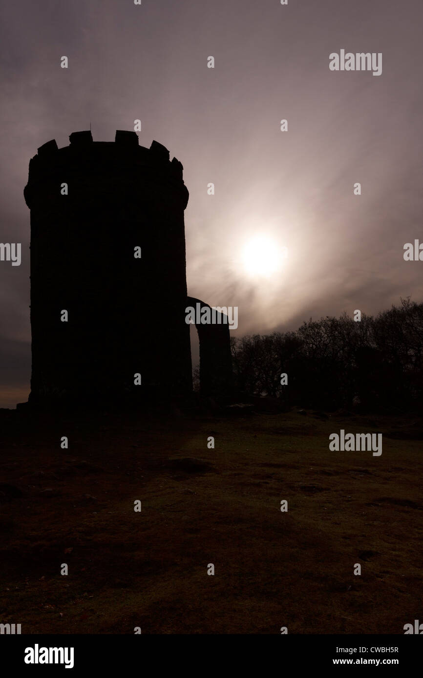 Silhouette de vieux Jean folly, Bradgate Park, Newtown Linford, Leicestershire, England, UK Banque D'Images