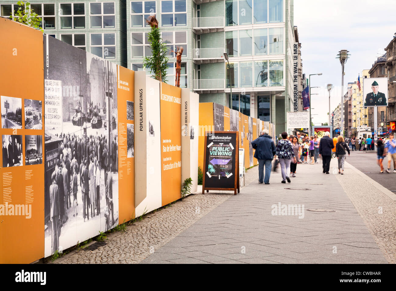 Approche de Friedrichstrasse Checkpoint Charlie, Berlin, Allemagne Banque D'Images