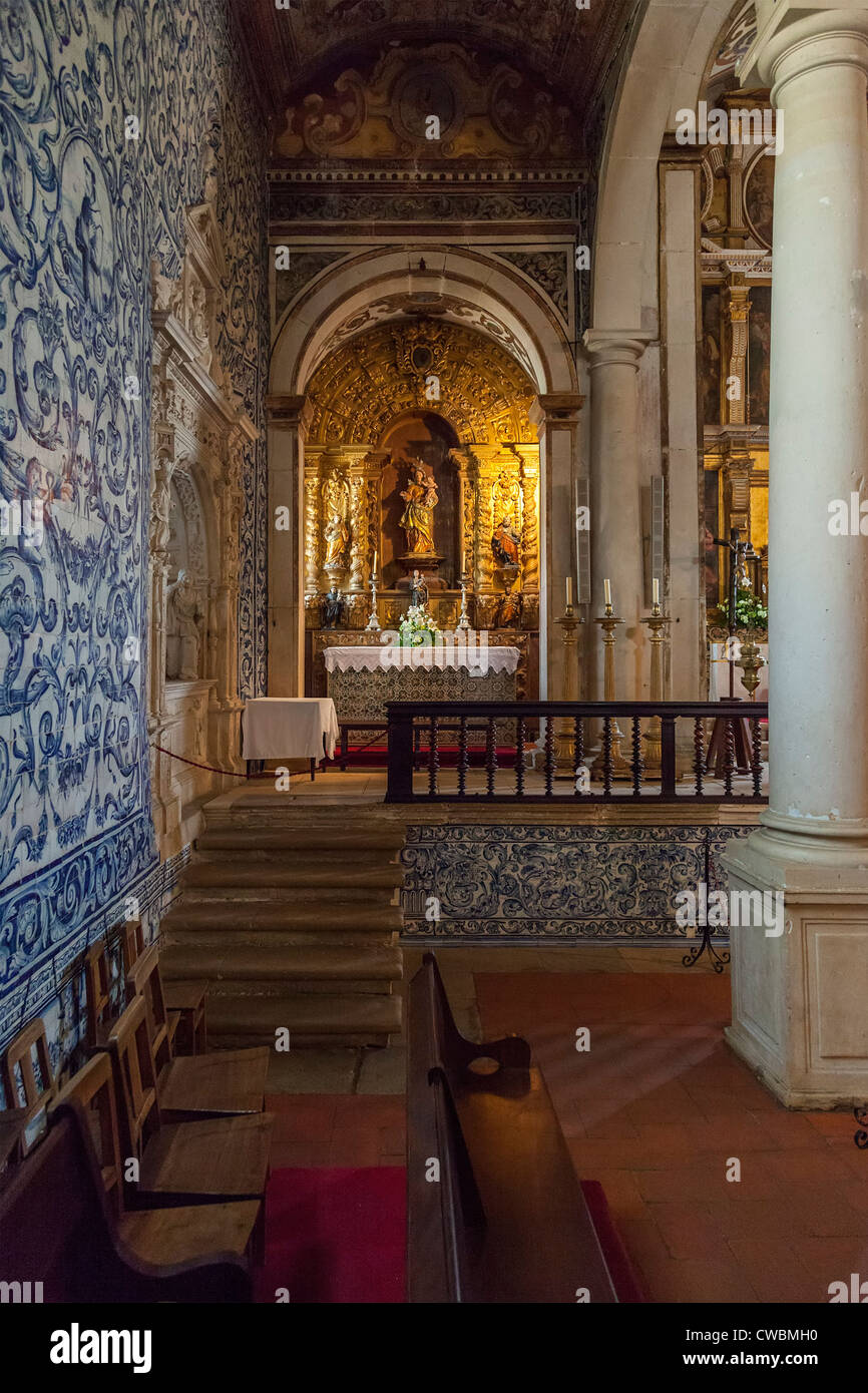 Intérieur de l'Église médiévale Santa Maria recouvert de carreaux bleus Baroque. Obidos, Portugal. Banque D'Images