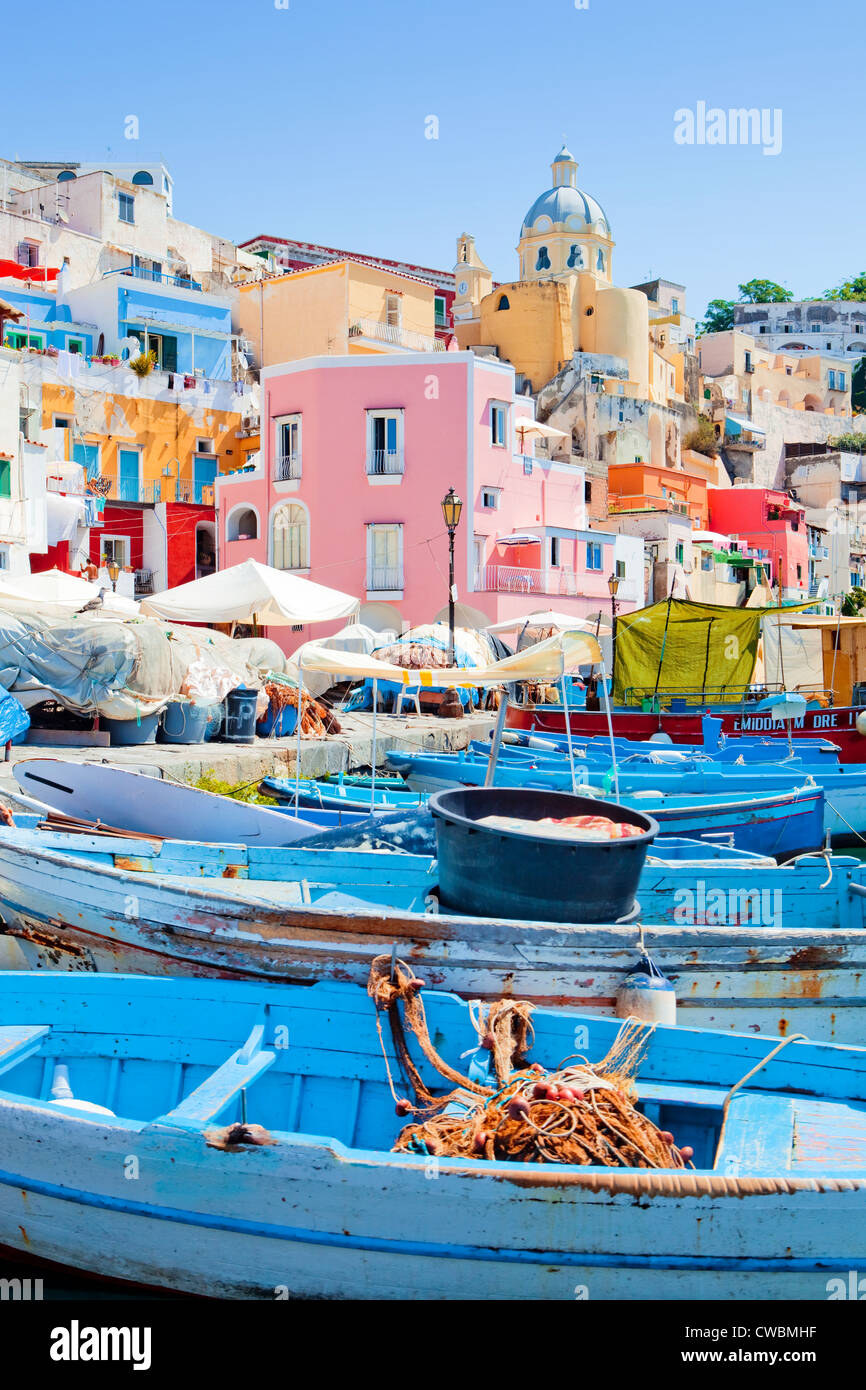 Marina Corricella, île de Procida, dans la baie de Naples, Campanie, Italie Banque D'Images