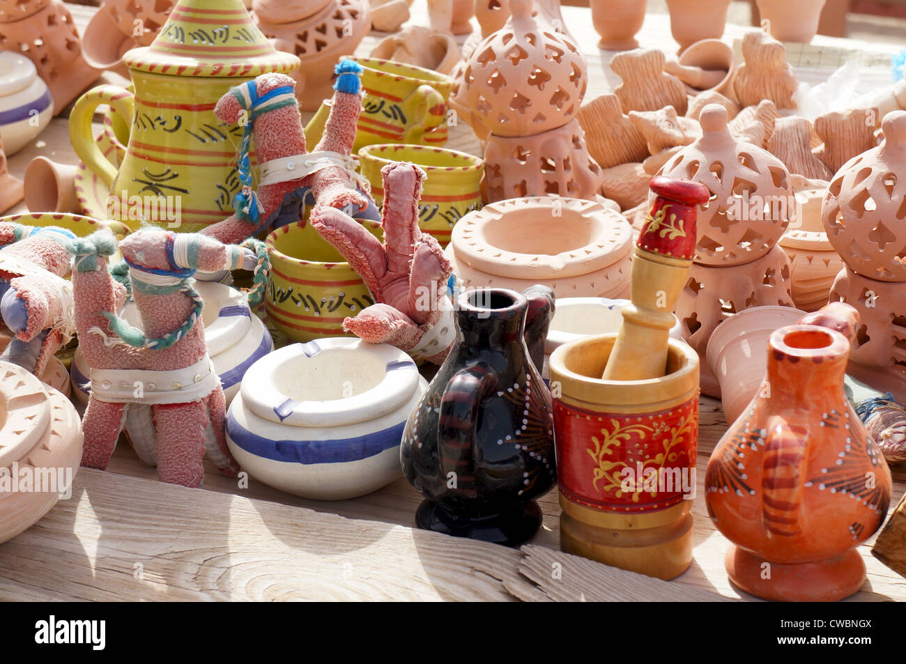 Les objets en céramique et de souvenirs dans un marché tunisien Banque D'Images