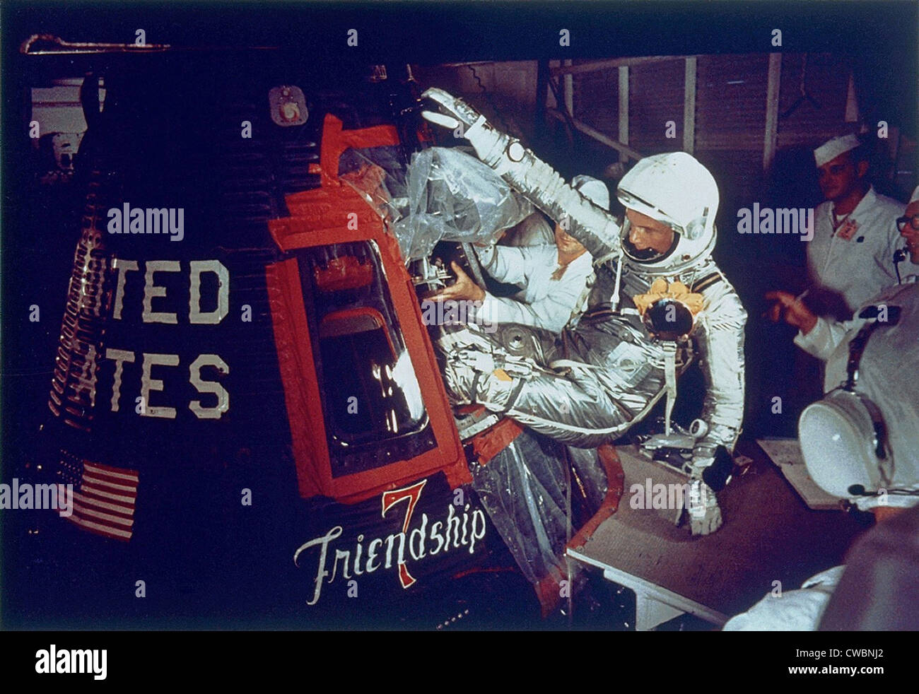 Vue d'ensemble de l'astronaute John Glenn, Jr., (Lt. Le Colonel, USMC) qu'il entre dans l'engin spatial Friendship 7 avant la première Banque D'Images