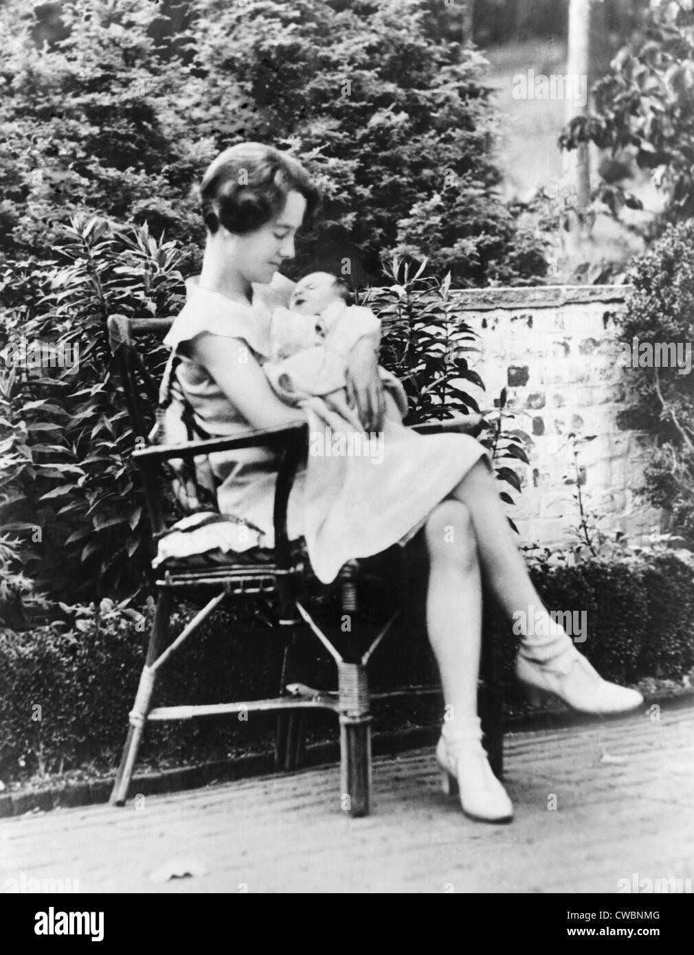 Anne Morrow Lindbergh en 1930, tenant son premier fils, Charles A. Lindbergh Jr., quelques semaines après sa naissance. Il serait Banque D'Images