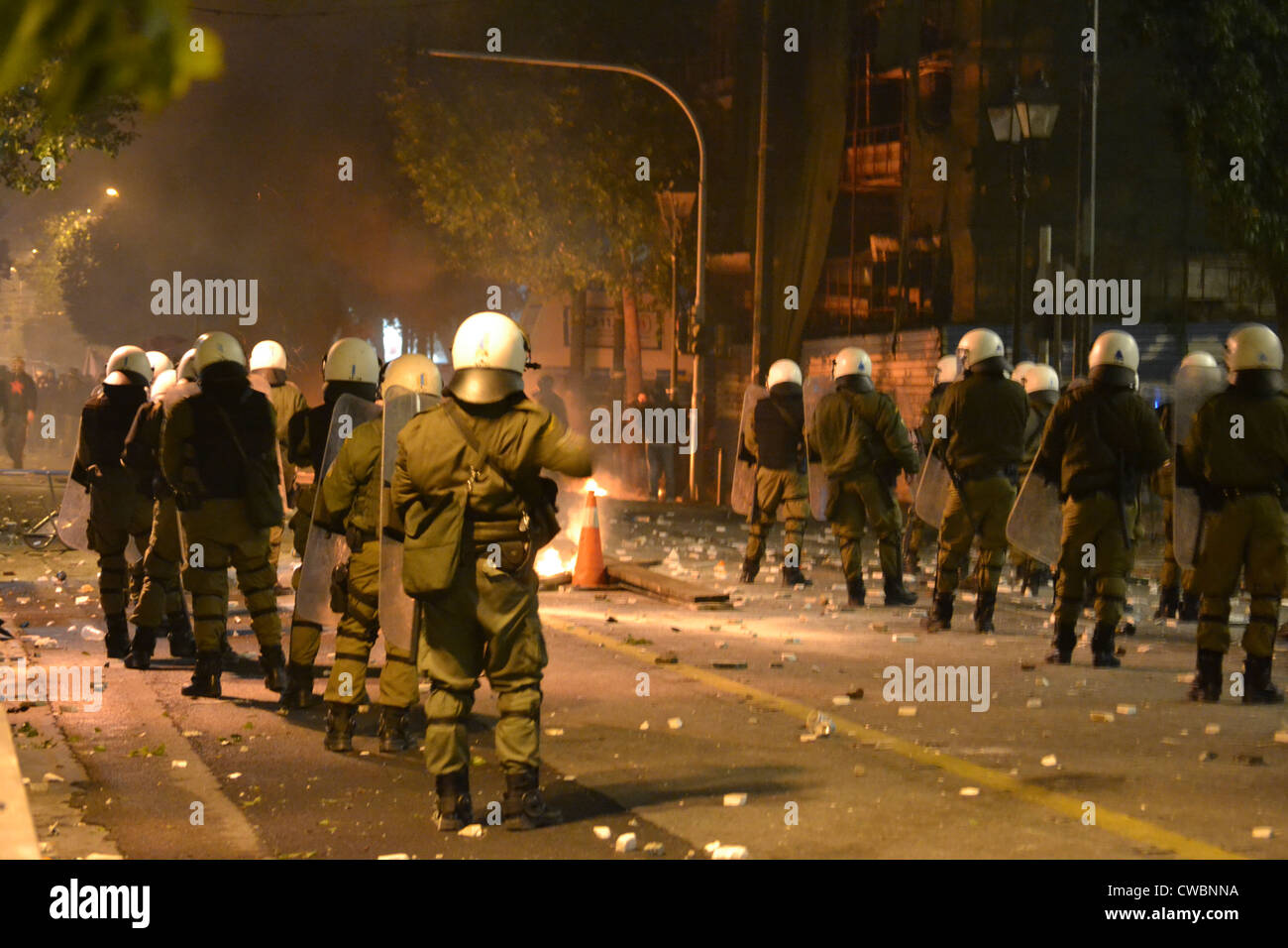 Faire face à la police anti-émeute, les manifestants pendant une grande austérité anti rallye avec de graves affrontements. Banque D'Images