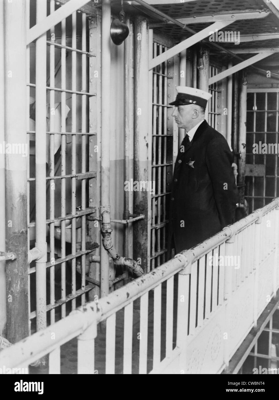 Un gardien de prison à la prison du comté de Cook à l'extérieur de la cellule permanente de sensations fortes a avoué le meurtre Nathan Leopold, Jr. en 1924. Banque D'Images